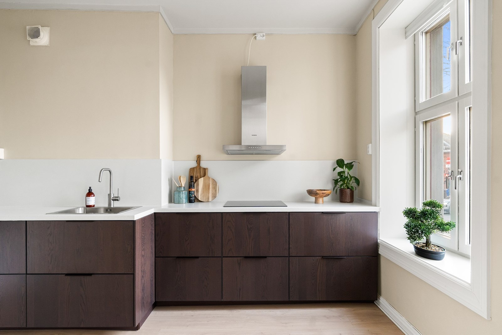 Integrerte hvitevarer som platetopp, stekeovn, mikrobølgeovn, oppvaskmaskin og kjøleskap. Galleribilde