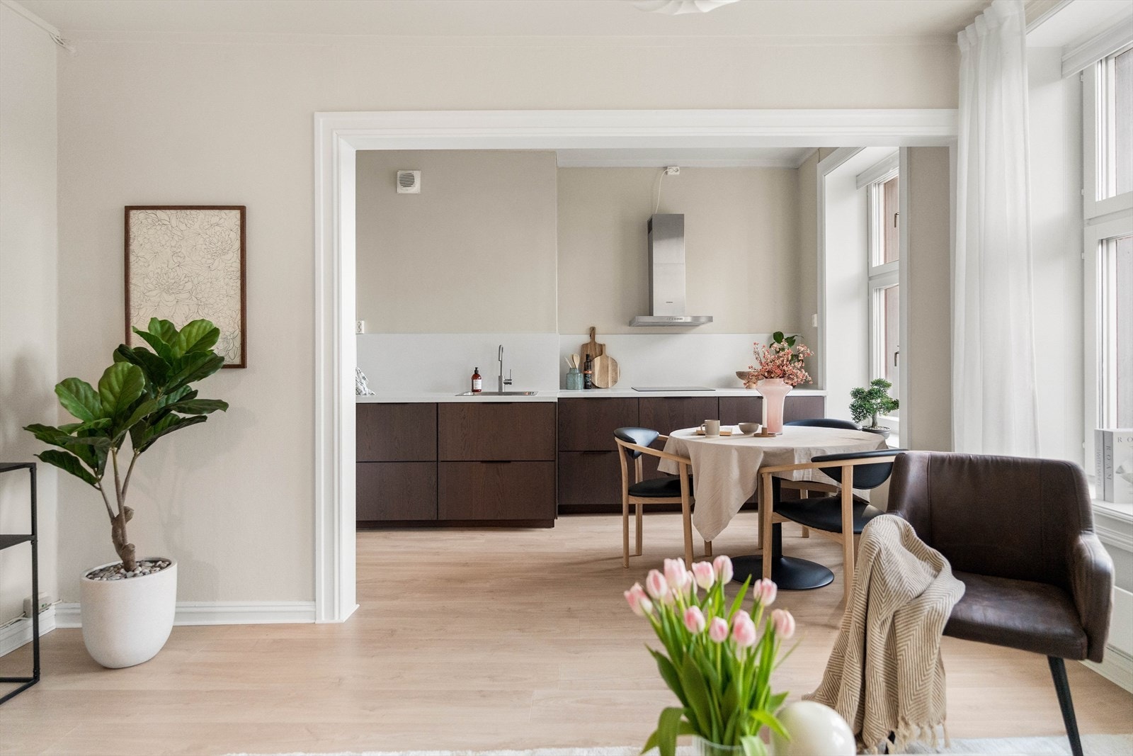 Kjøkkenet ligger i egen sone på motsatt side av stuen. Galleribilde