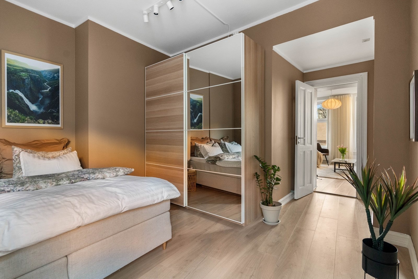 Det medfølger skyvedørsgarderobe. Galleribilde