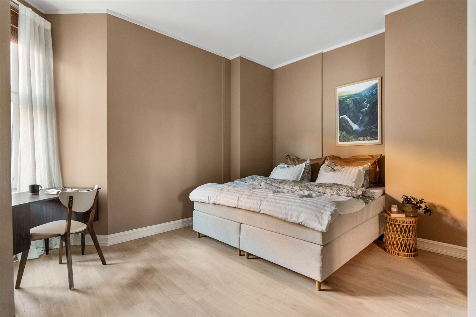 Hovedsoverommet er svært romslig og vender ut mot bakgård. Galleribilde