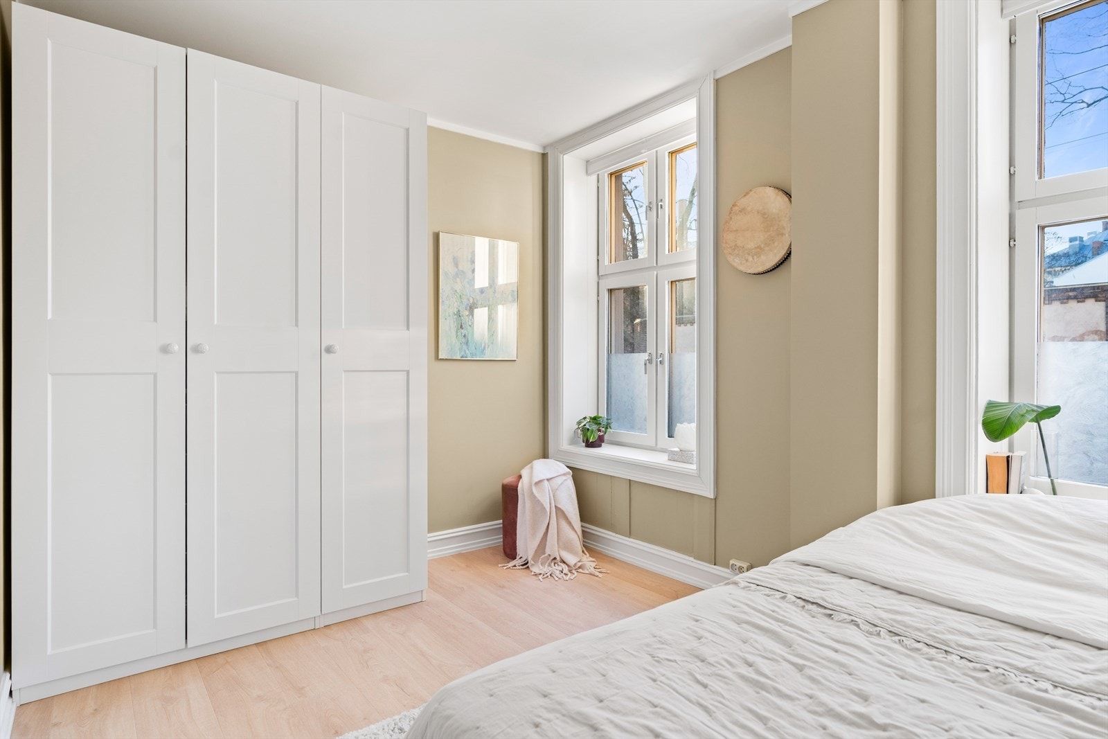 Her følger det også med garderobeskap og det er god plass til skrivebord. Galleribilde