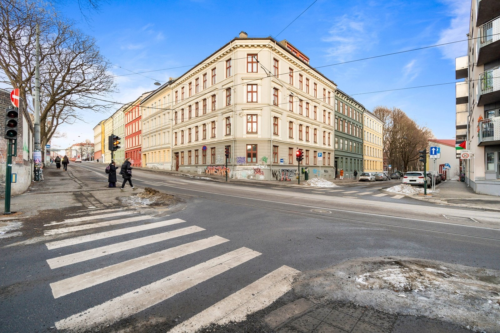 Beliggenheten er svært ettertraktet. Her finner du alt av servicetilbud utenfor døren! Galleribilde