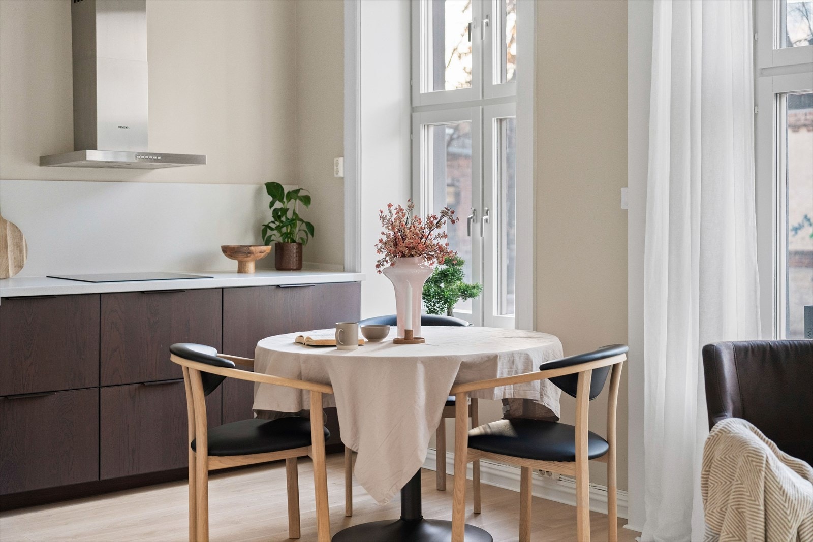 En delikat 3-roms leilighet i en klassisk bygård fra 1895. Galleribilde