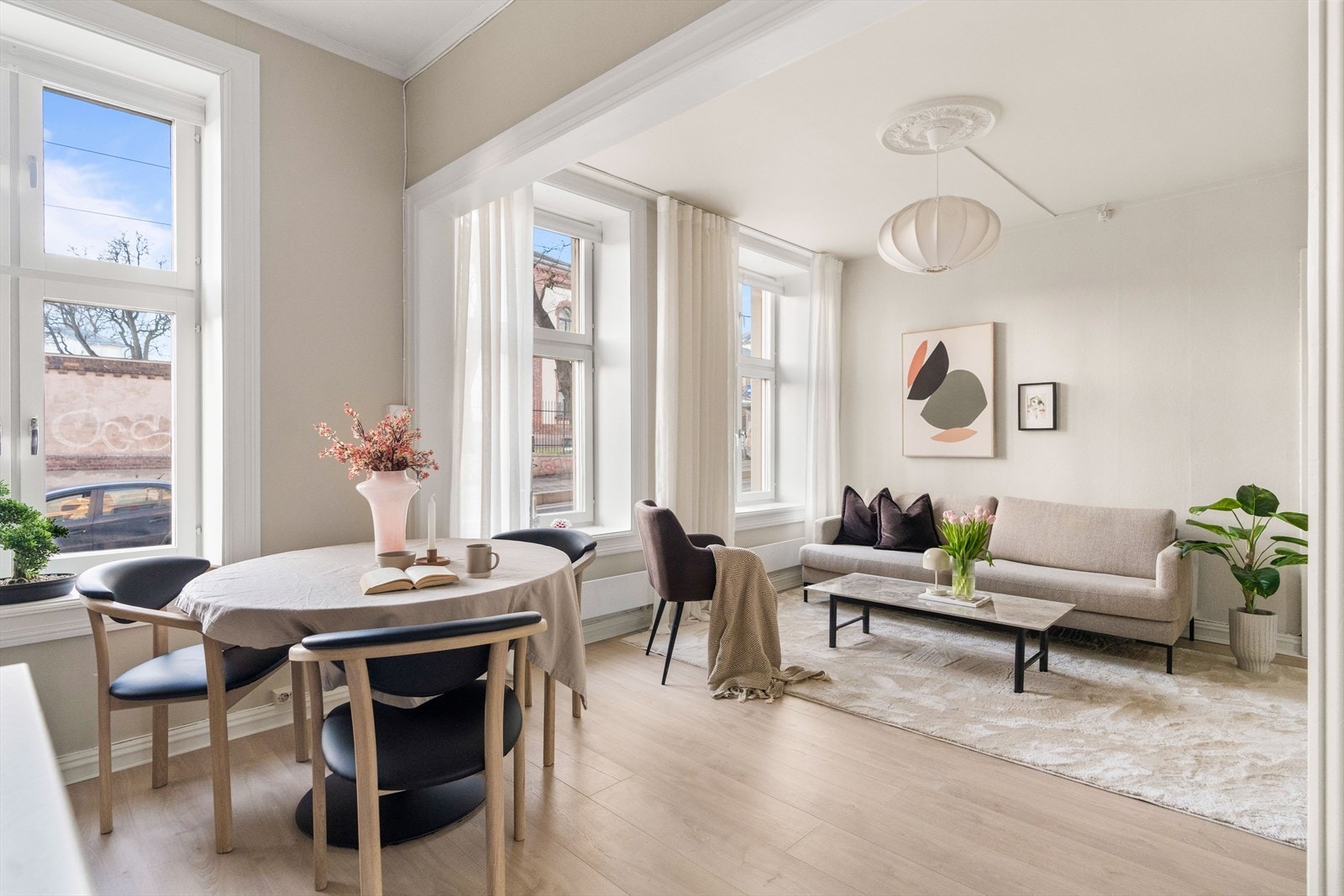 God plass både til sofagruppe og spisestue, noe som sørger for et sosialt oppholdsrom. Galleribilde