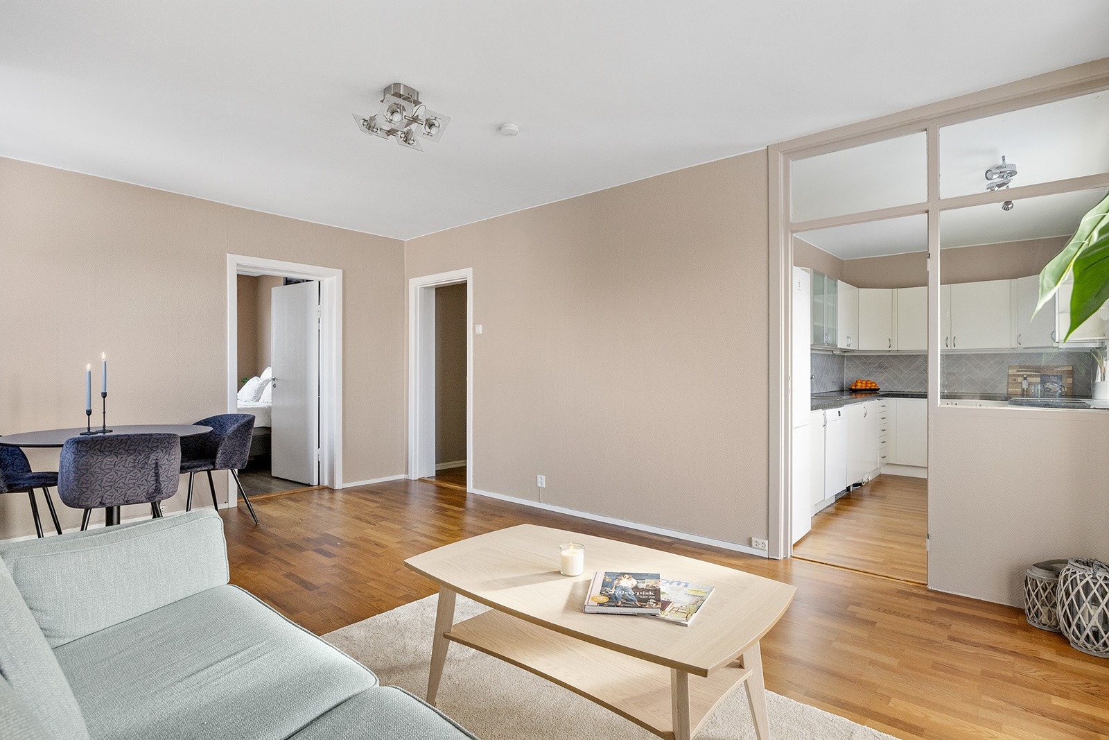 Hyggelig stue med god plass til sittegruppe, spisebord og TV-benk. Galleribilde