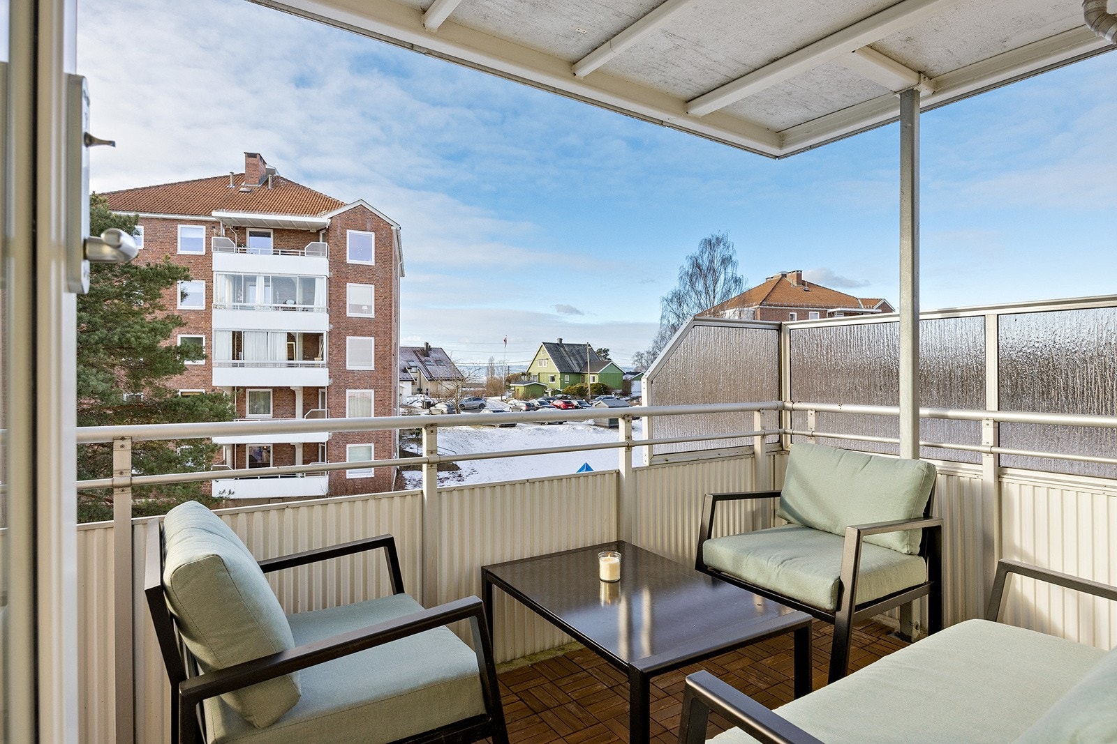 Fra stuen er det utgang til en vestvendt balkong med gode solforhold. Galleribilde