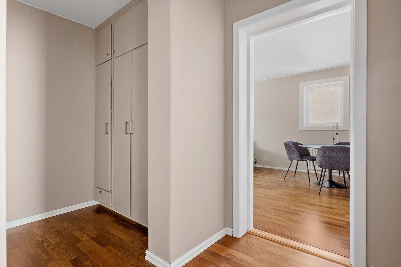 Entrèen sikrer gode oppbevaringsmuligheter Galleribilde