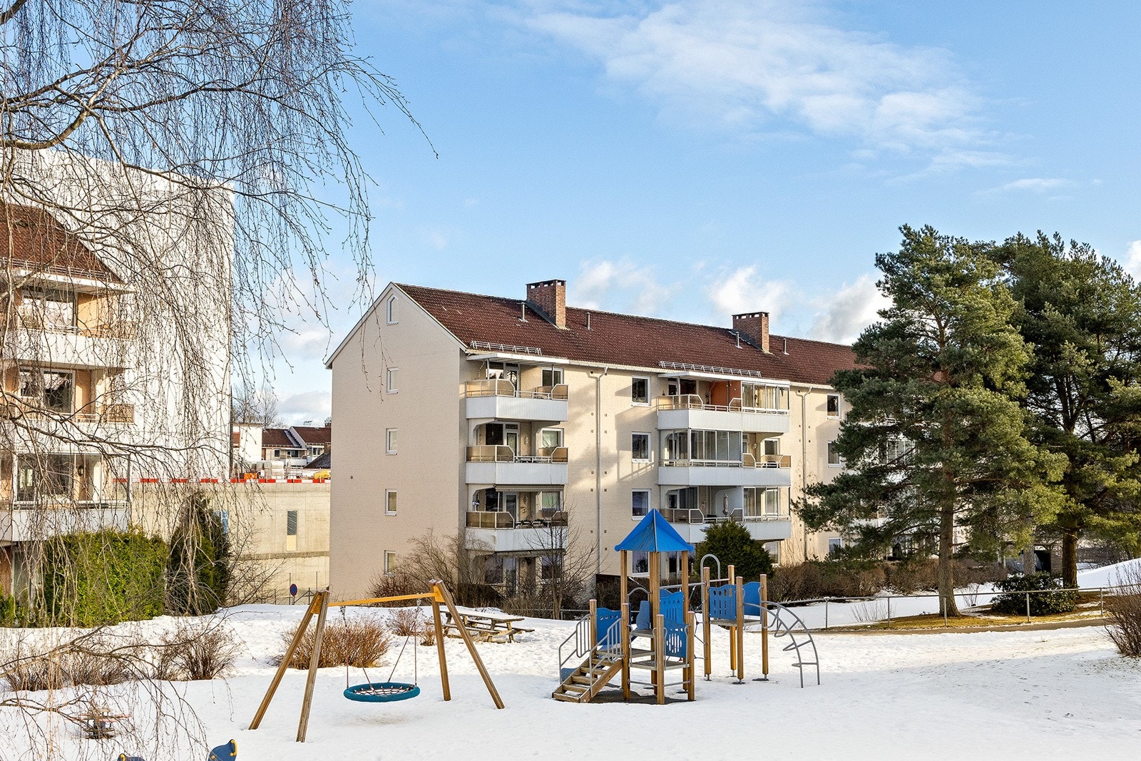 Uteområdet er tilrettelagt for barn med lekeplass og fine uteområder. Galleribilde