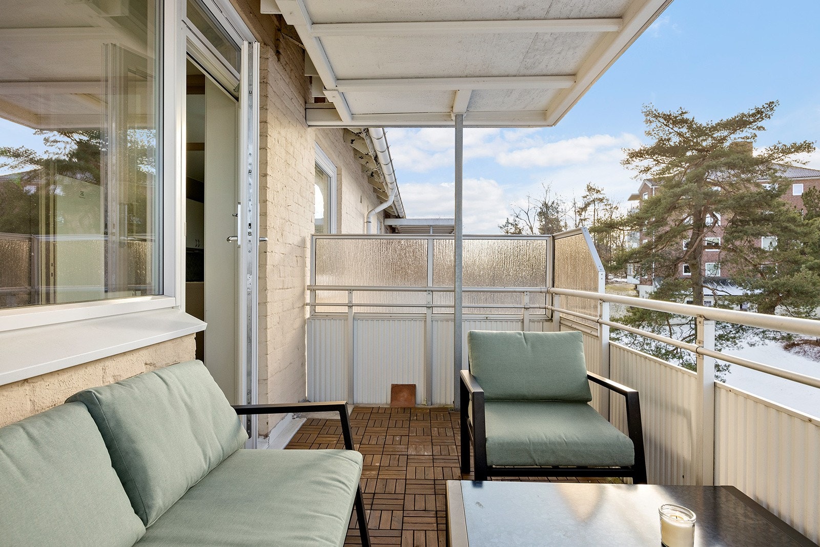 God plass til diverse utemøbler med en hyggelig sittegruppe. Galleribilde