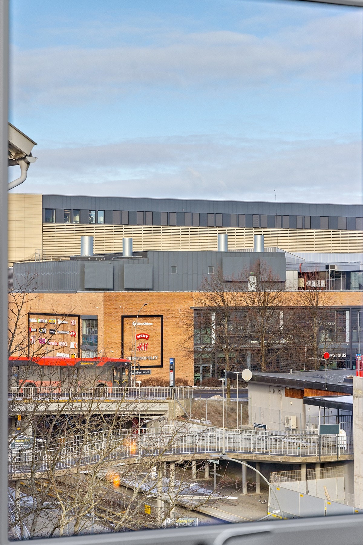 Kort vei til Lambertseter senter og T-bane. Galleribilde