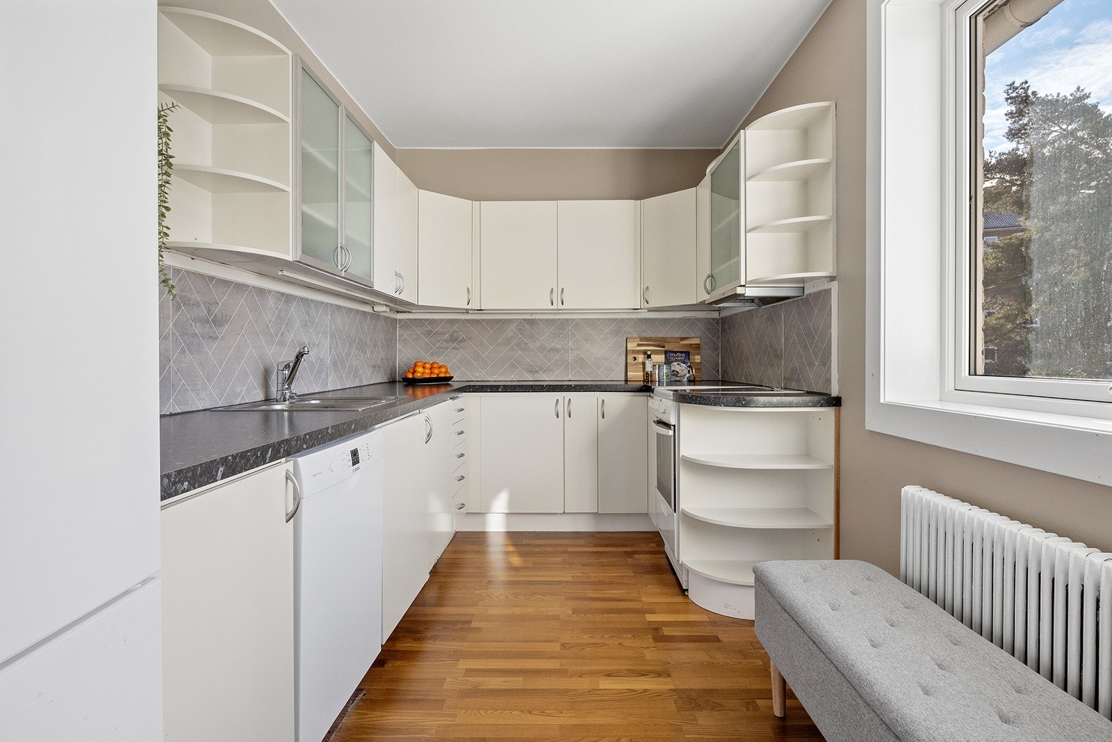 Separat kjøkken med god skap og benke plass. Galleribilde