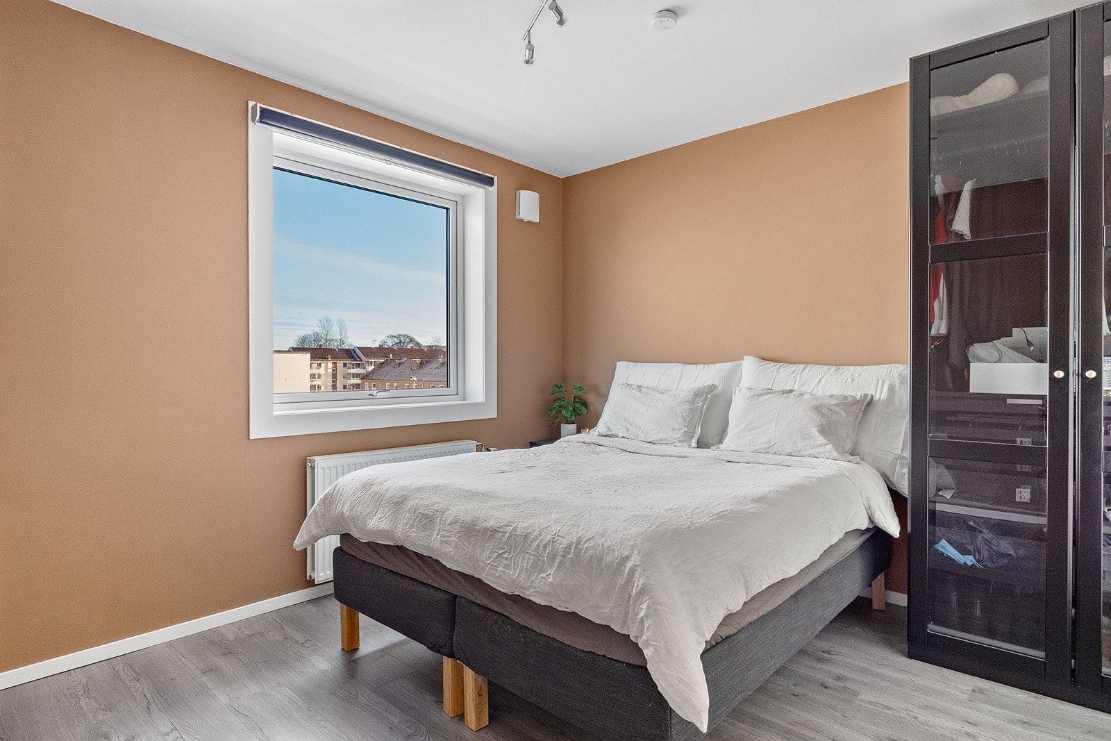 Hovedsoverom med god plass til sengegruppe, nattbord og skapplass. Galleribilde