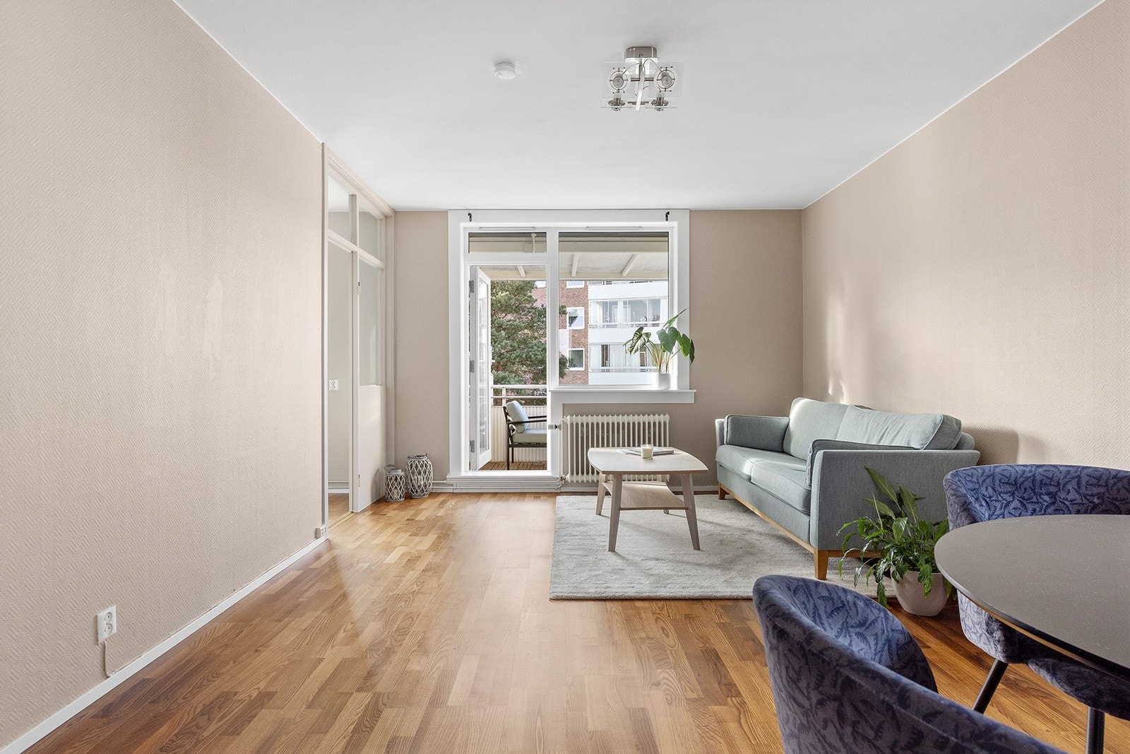 Stuen har store vindusflater som tilfører gode mengder naturlig lys. Fra stuen er det utgang til en hyggelig vestvendt balkong. Galleribilde