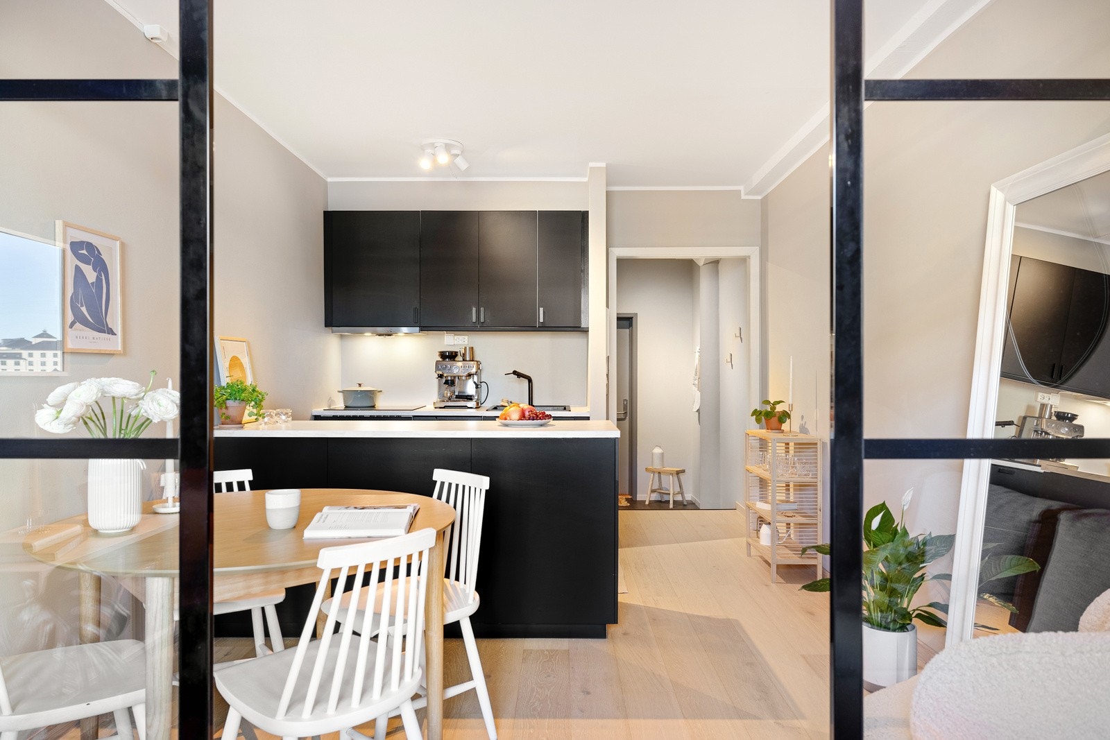 Flott IKEA kjøkken med slette fronter og laminat benkeplate med nedfelt vask av kompositt. Galleribilde