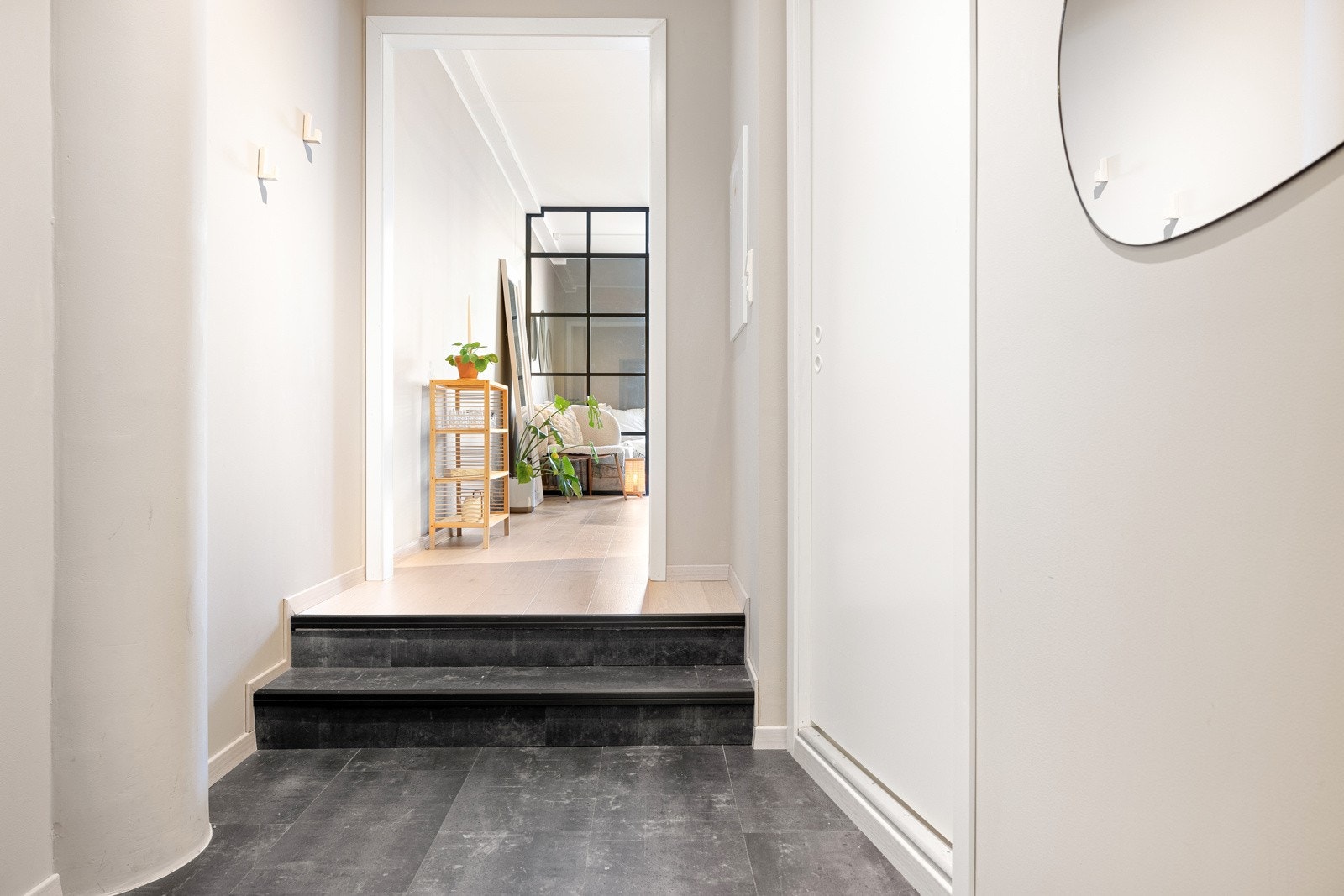 Her er det ikke mangel på oppbevaringsmuligheter da det er god plass til å henge fra seg både sko og yttertøy. Galleribilde