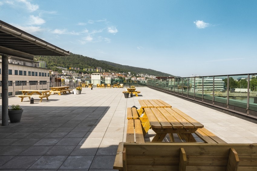 Borettslaget har felles takterrasse med sol fra soloppgang til solnedgang. Galleribilde