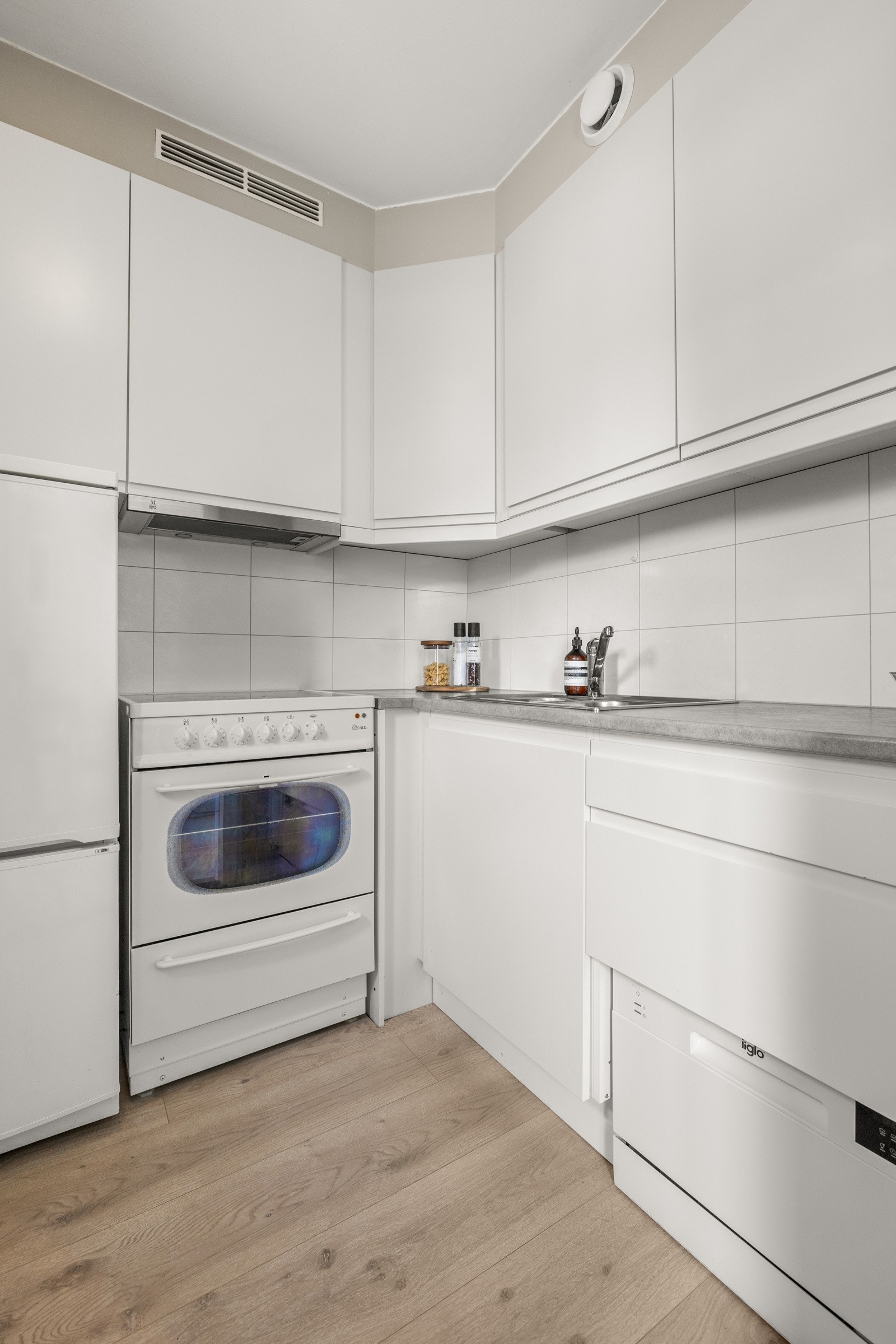 Her får du rikelig med skap- og benkeplass. Galleribilde