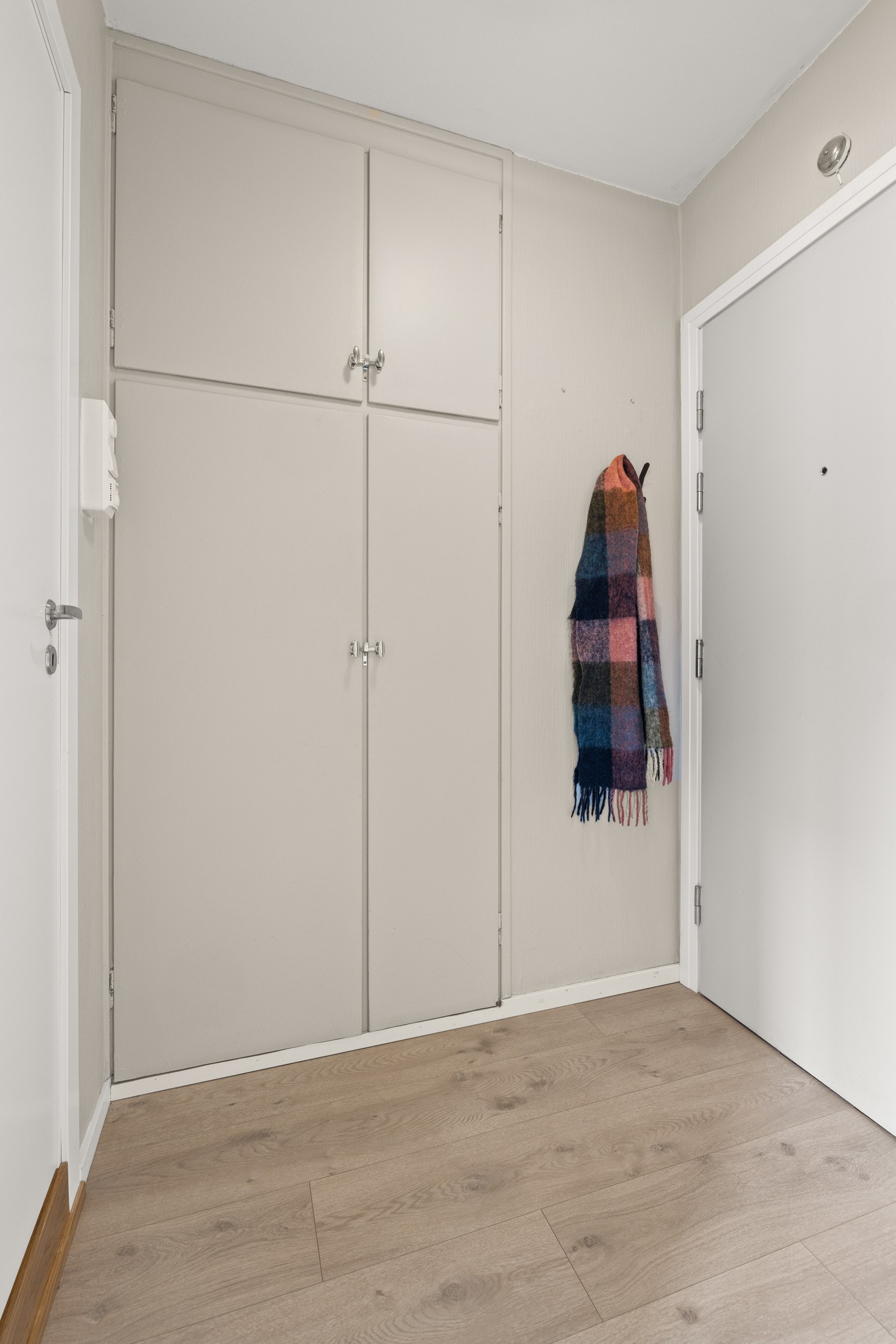 Gode oppbevaringsmuligheter i entré. Galleribilde