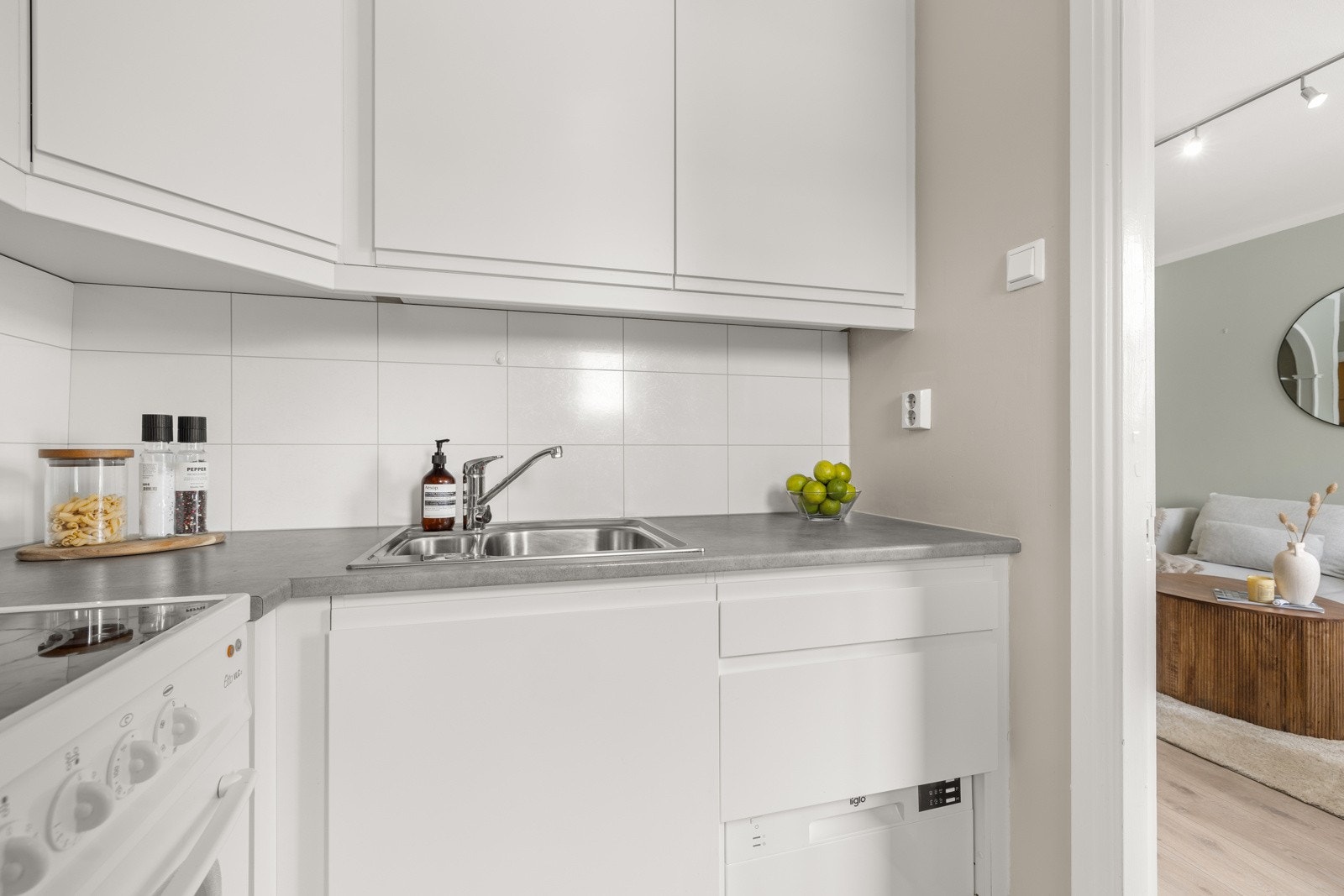 Fin kjøkkeninnredning fra 2017, med glatte hvite fronter. Galleribilde