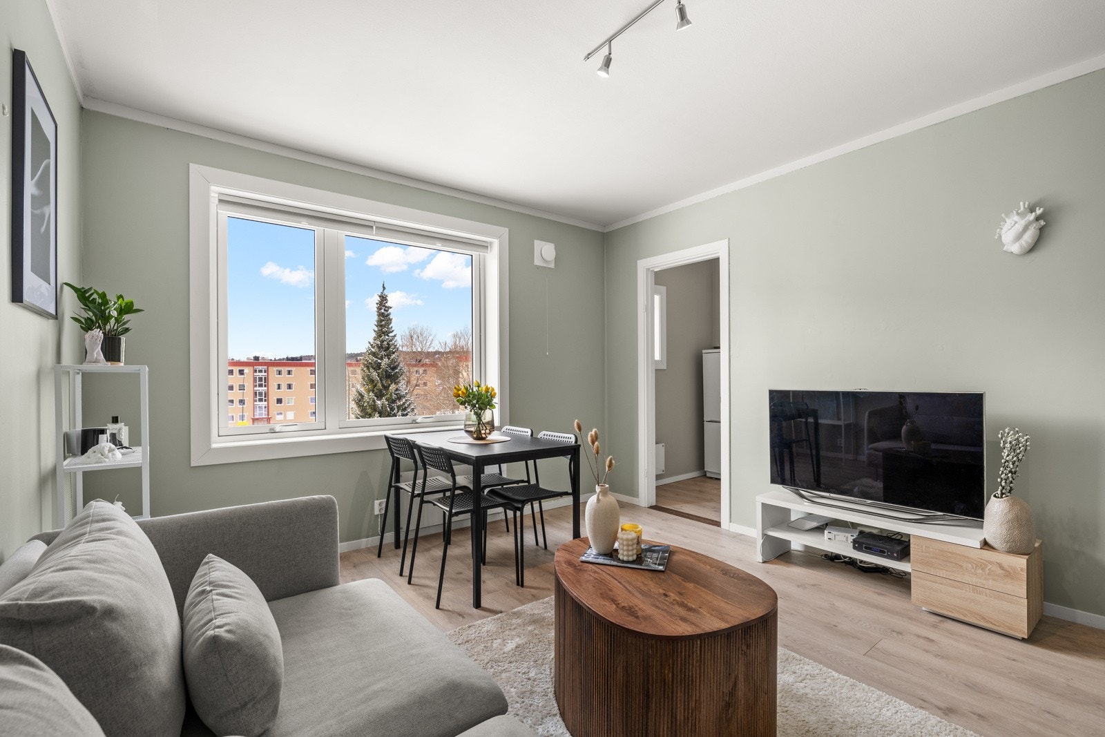 Lys og innbydende stue. Nye vinduer i 2022. Galleribilde