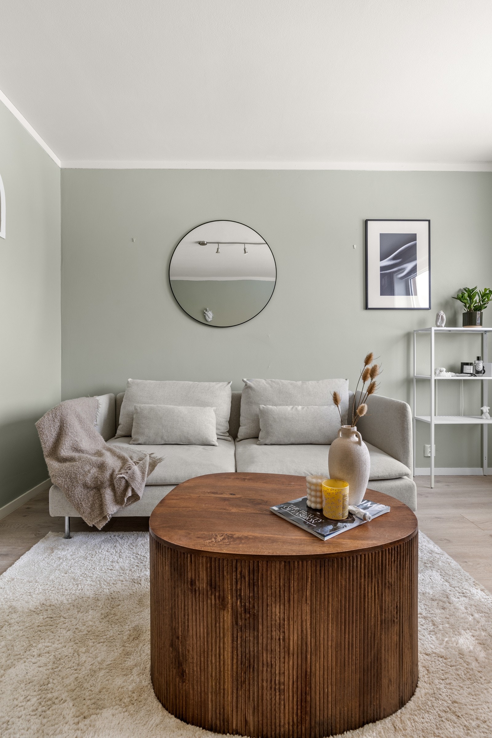 Boligen er malt i tidsriktig og moderne fargevalg. Galleribilde