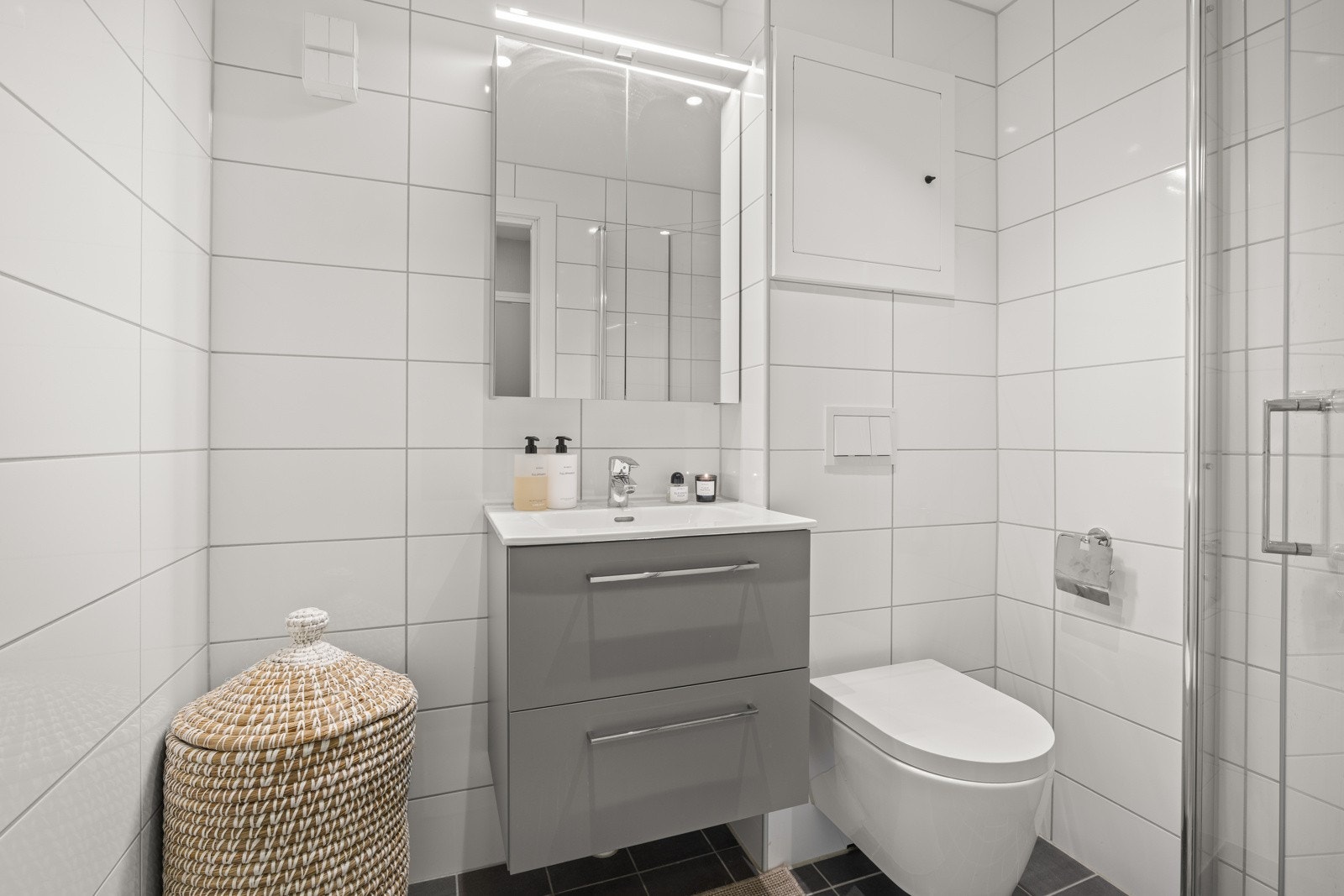 Lekkert flislagt bad fra 2021 i regi av borettslaget. Galleribilde