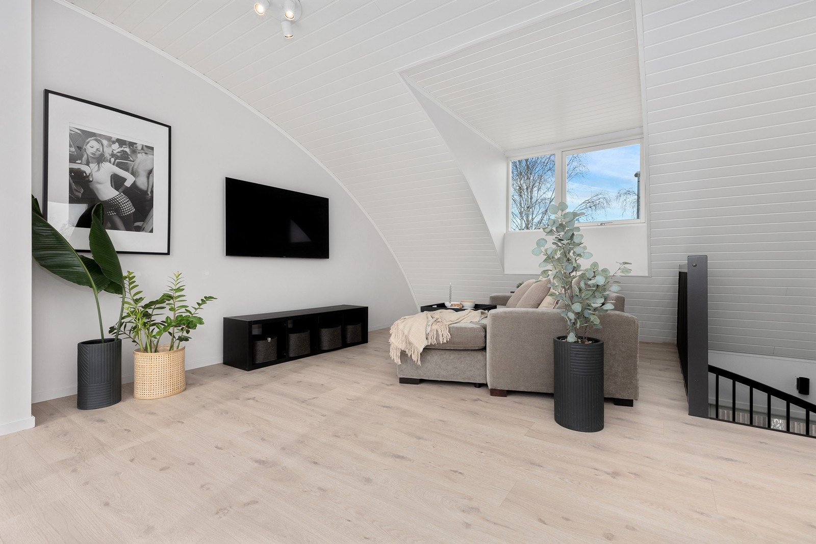 Boligen har en loftstue som gjør seg perfekt som TV-stue eller lekerom for de aller minste. Galleribilde