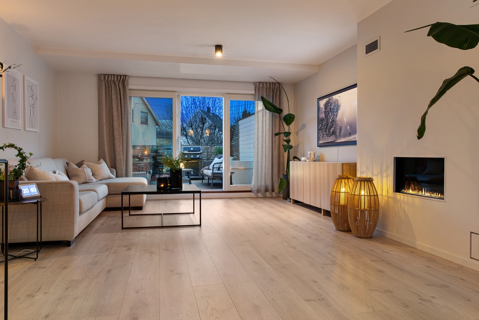 Fra stuen er det utgang til terrassen som kan oppleves som en herlig forlengelse av stuen i sommerhalvåret. Galleribilde