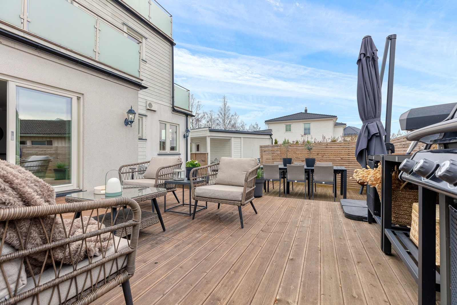 Alle boligens terrasser og balkonger er belagt med dekke av terrassebord. Galleribilde