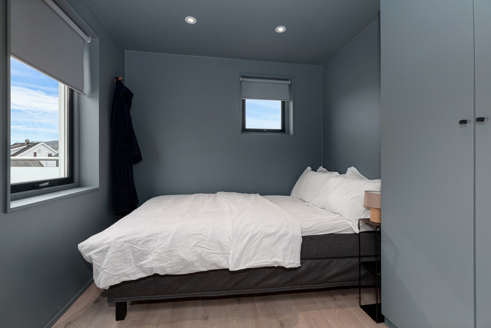 Et av soverommet var opprinnelig bad men har blitt omgjort til soverom uten søknad og benyttes som dette i dag. Galleribilde