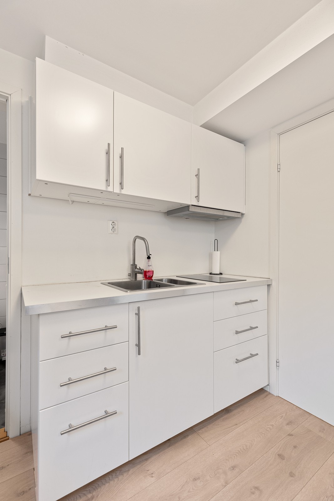 Hybelkjøkken med glatte fronter, laminat benkeplate med vask og platetopp med 2 kokesoner. Galleribilde