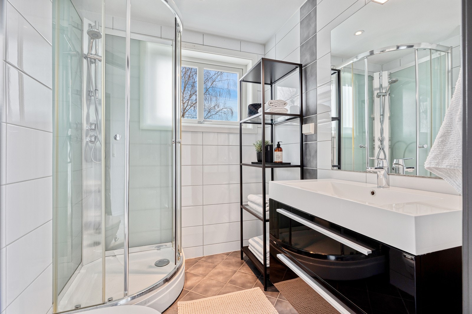 Baderom fra byggeår 2012 innredet med dusjkabinett, servant og vegghengt toalett. Galleribilde