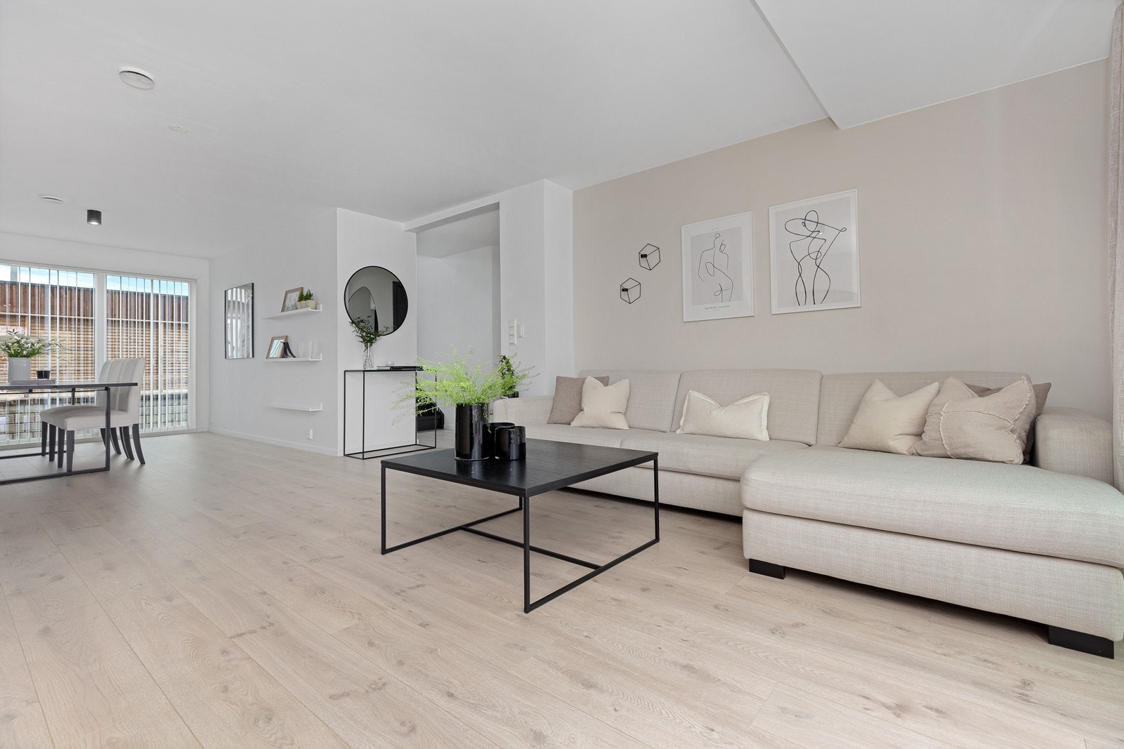 Lys og luftig stue som gjør rommet til et hyggelig og sosialt oppholdsrom. Galleribilde