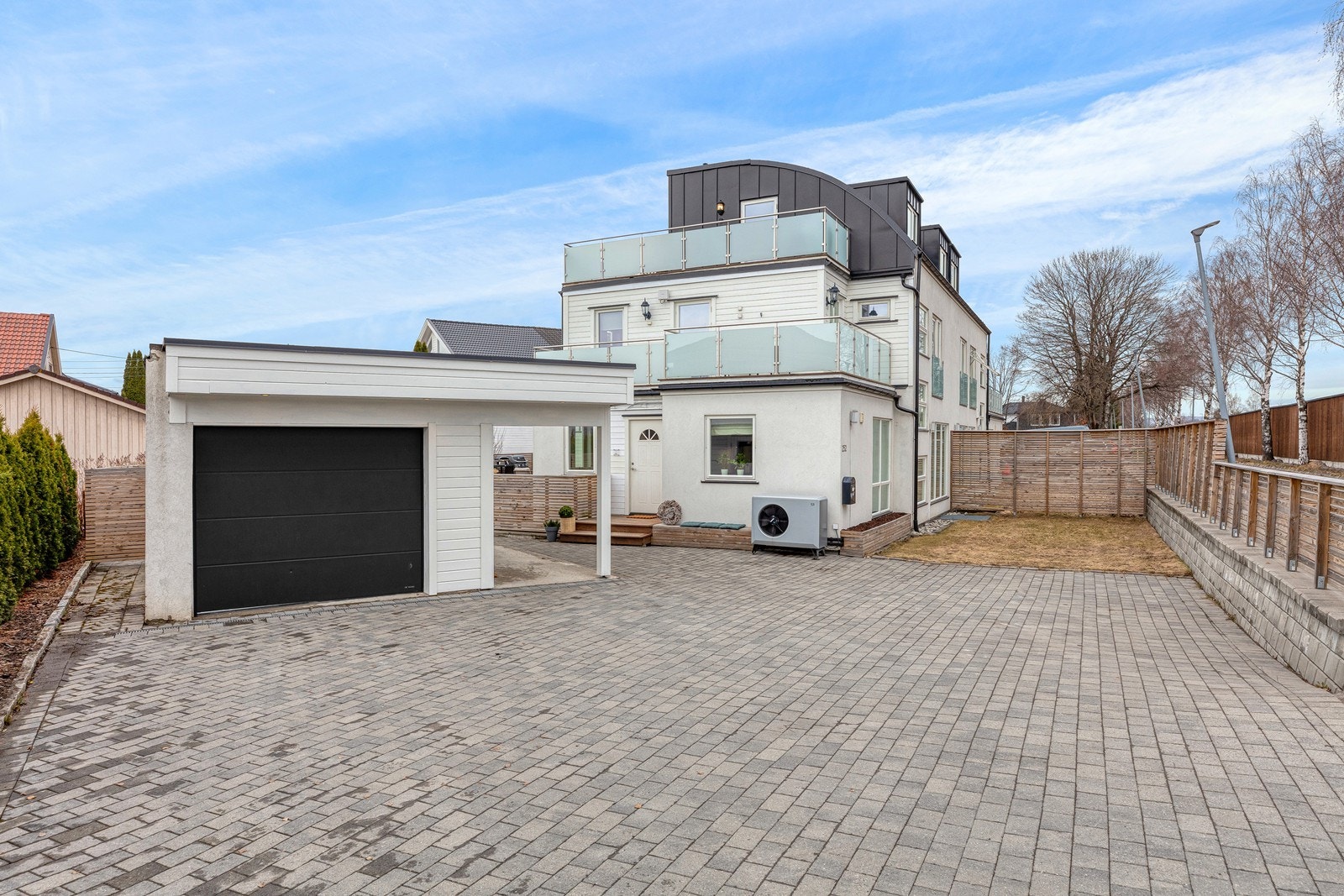 Boligen har parkering på egen gårdsplass og en frittstående garasje på 20 m² med motorisert leddport. Galleribilde
