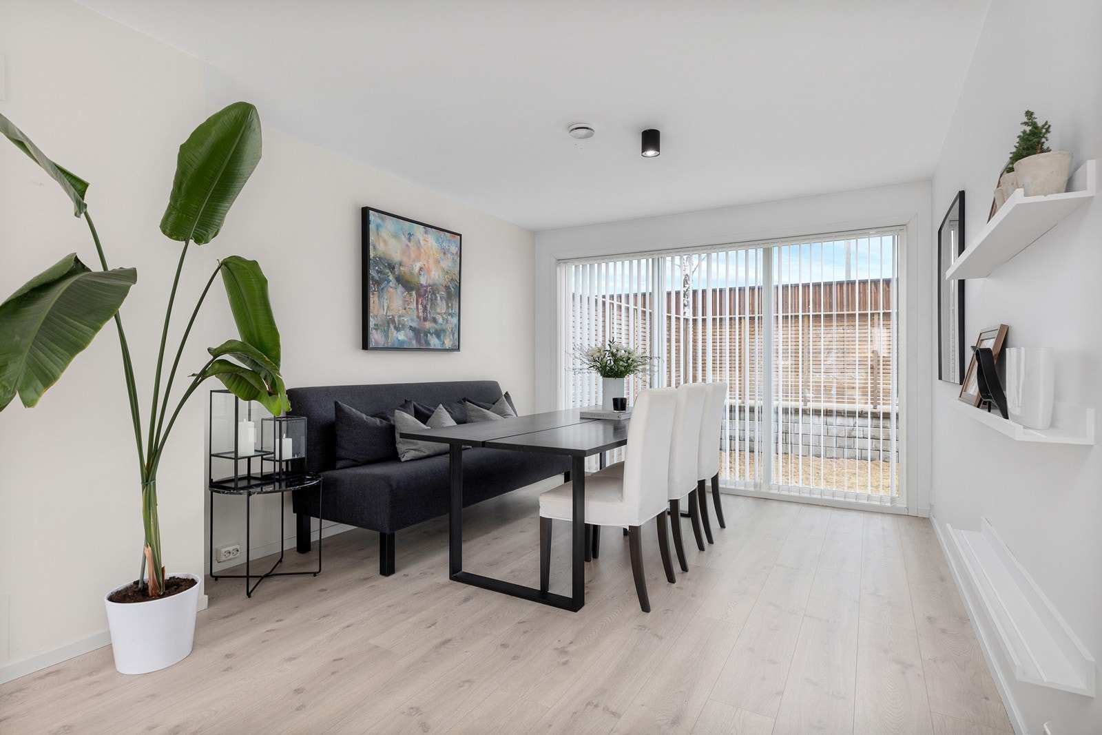 Stuen lar seg enkelt møblere med spisestue, sofagruppe og mediemøbler. Galleribilde