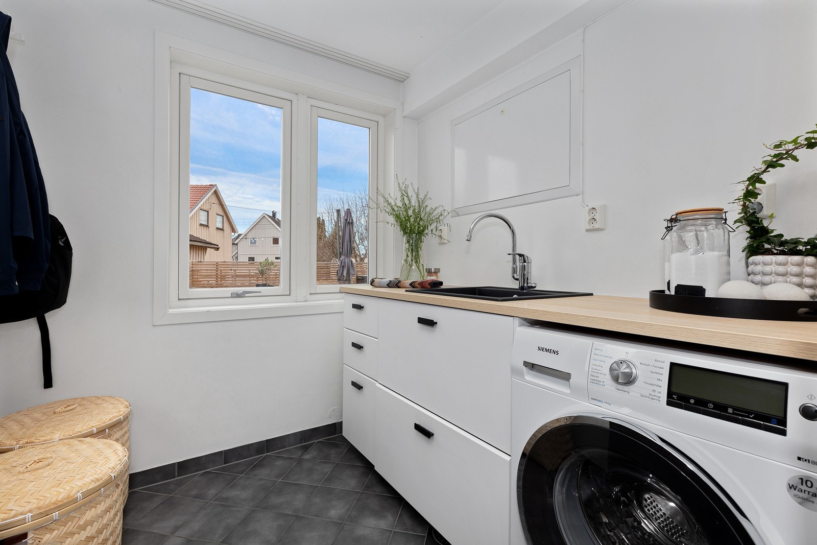 Boligen har hele to vaskerom, en i "hoveddel" og en i kjelleretasjen. Galleribilde