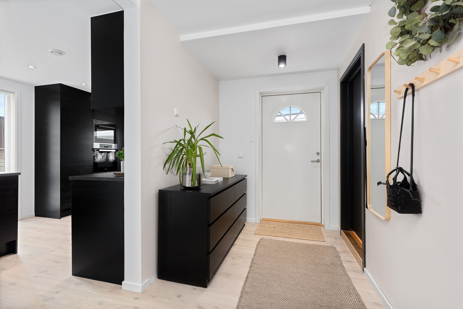 Lys og romslig entré som gir et godt førsteinntrykk av boligen. Velkommen inn! Galleribilde