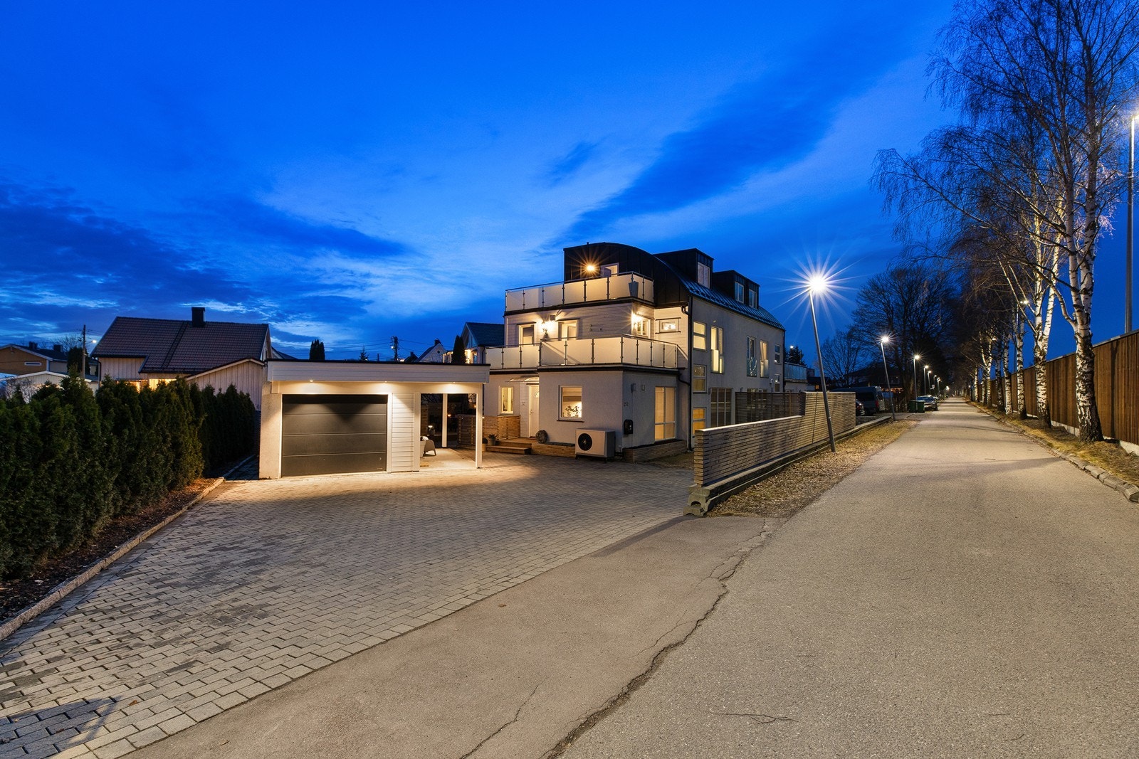 En flott halvpart av en vertikaldelt tomannsbolig over fire plan beliggende attraktivt til på Vigernes sentralt i Lillestrøm. Galleribilde