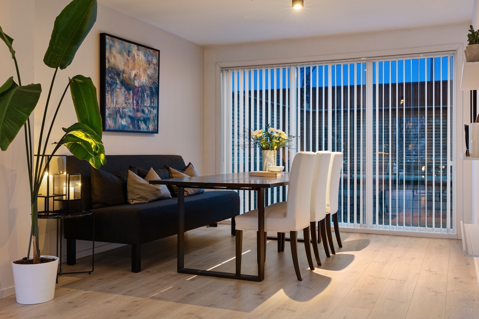 Boligen har gjennomgående gode vindusflater som slipper inn rikelig med naturlig lys. Galleribilde