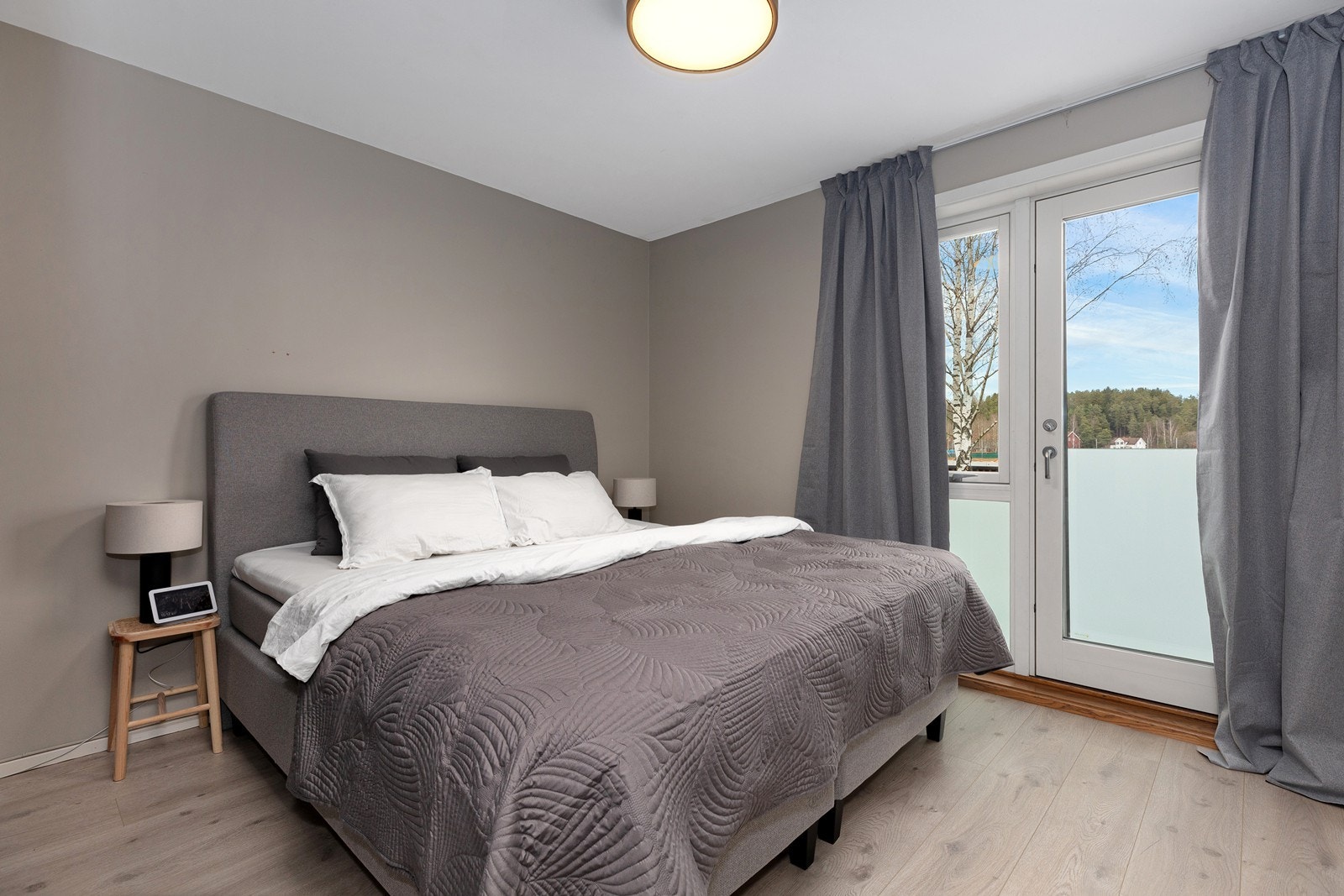 Boligens andre etasje har fire gode soverom som enkelt lar seg møblere med seng, nattbord og garderobeløsning. Galleribilde