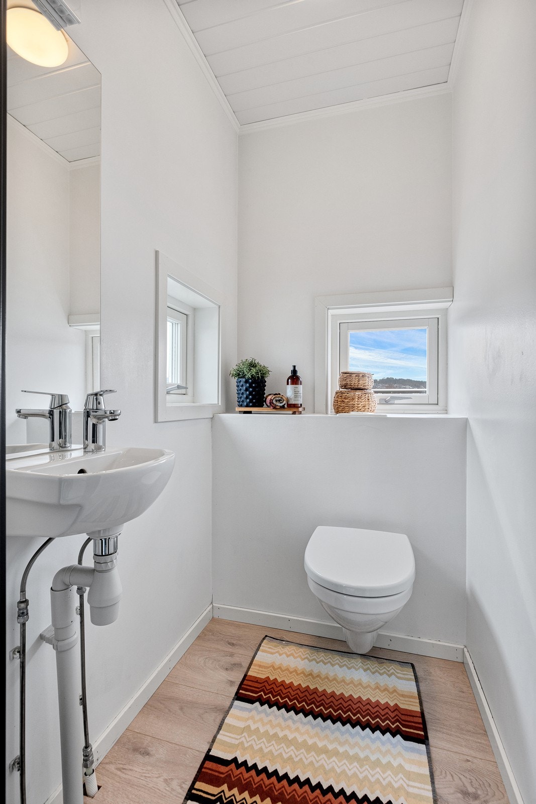 Praktisk separat toalettrom i loftsetasjen med wc på kasse og vask. Galleribilde