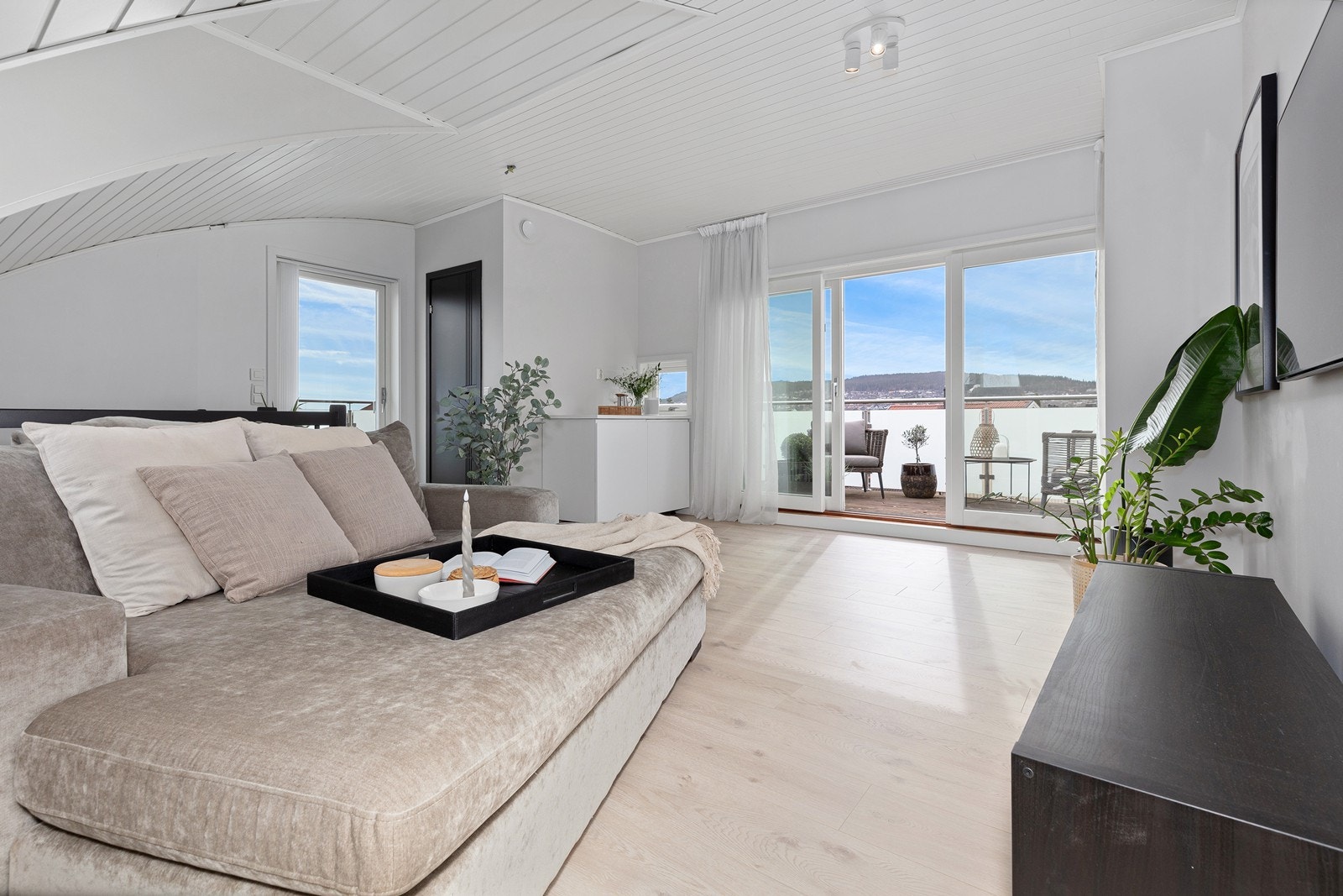 I tillegg er det utgang til en stor "takterrasse" på 22 m² fra loftstuen. Galleribilde