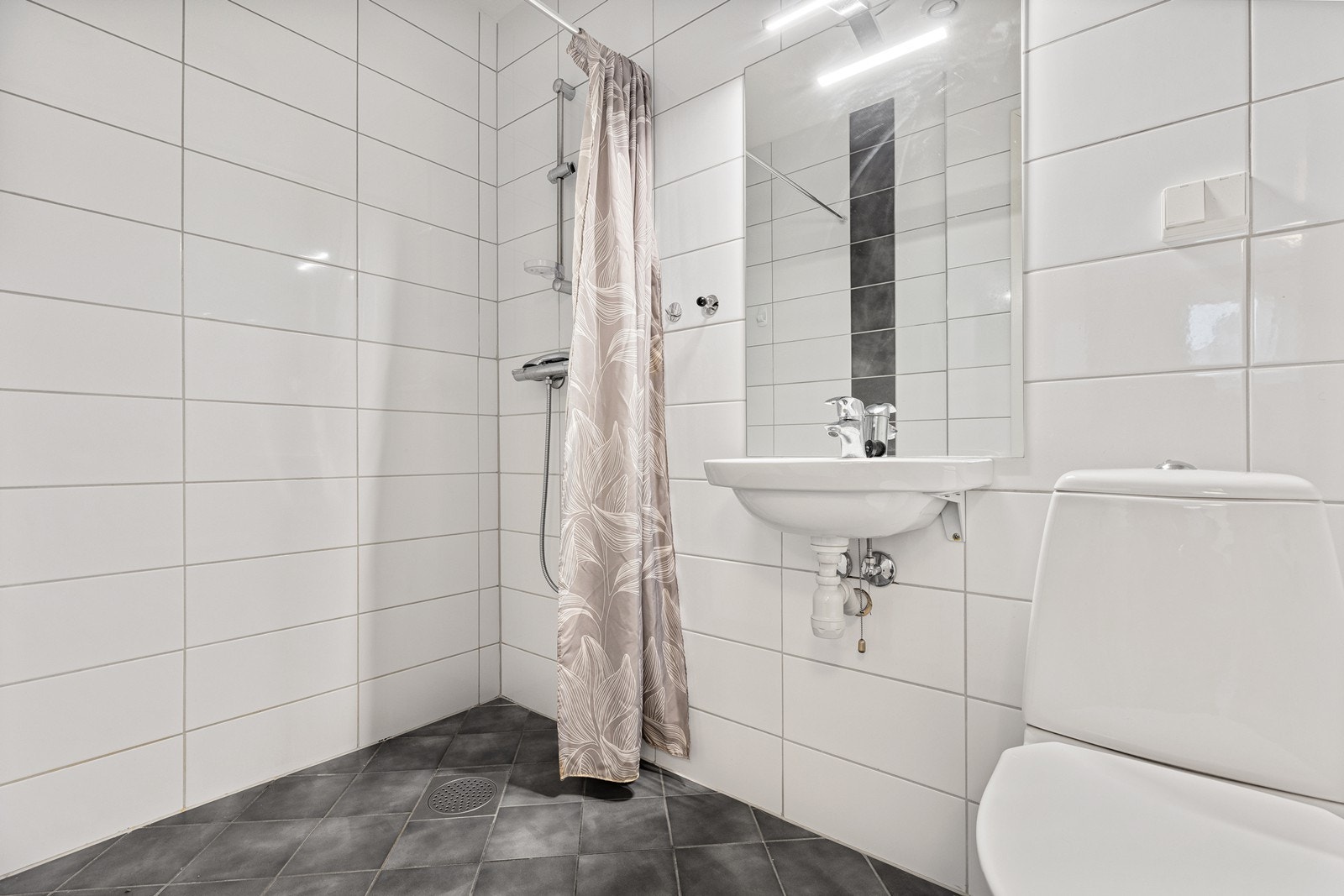 Bad i hybel 1 innredet med dusj, servant og wc. Galleribilde