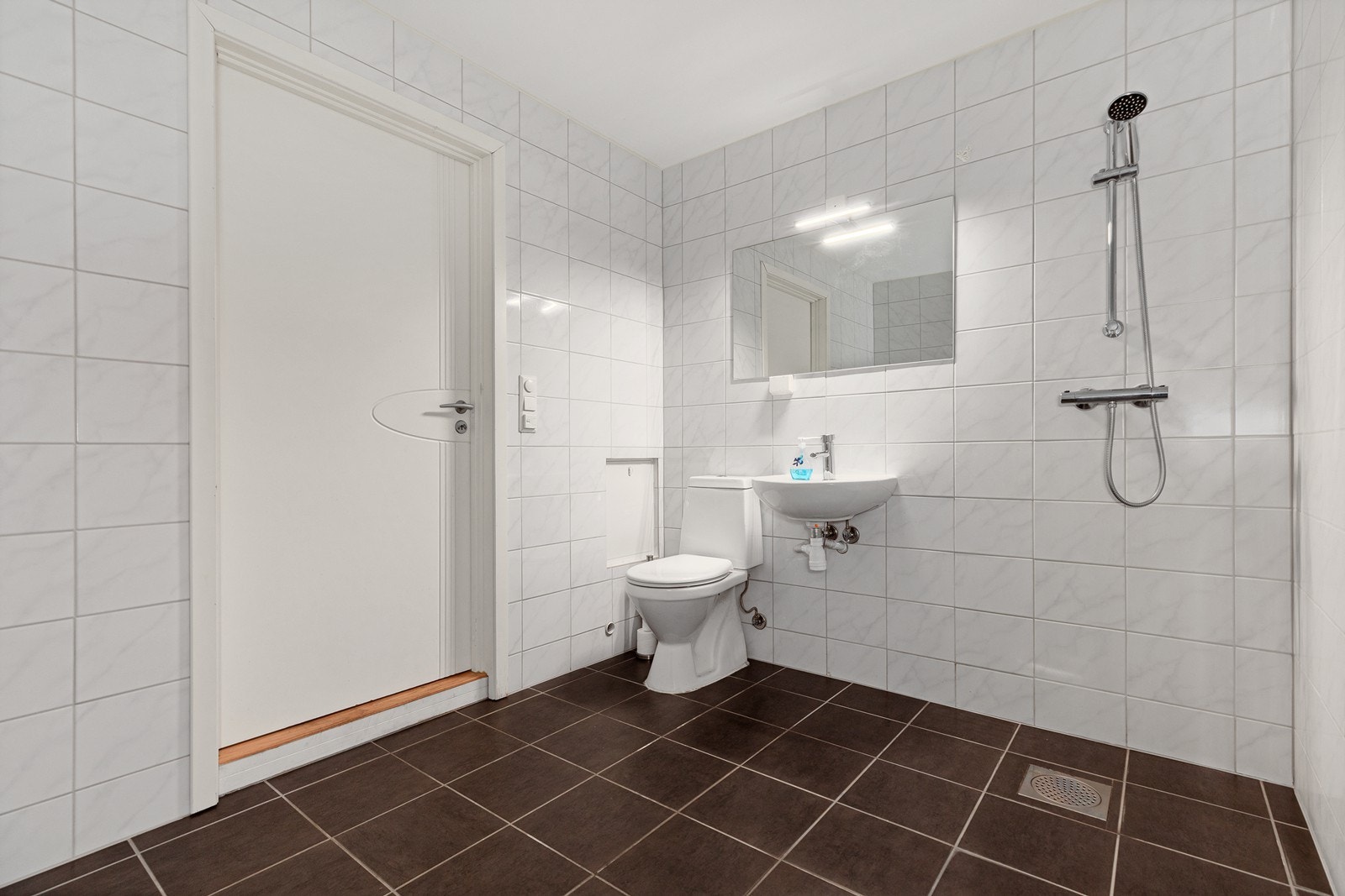 Bad i hybel 2 er innredet med dusj, servant og wc. Det er også gjort delvis klart for vaskemaskin. Galleribilde