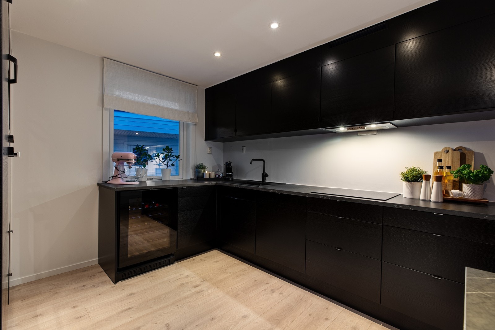 Kjøkkenet har integrerte hvitevarer som kjøl/frys, ovn, kombinert ovn/mikro, platetopp og oppvaskmaskin. Galleribilde