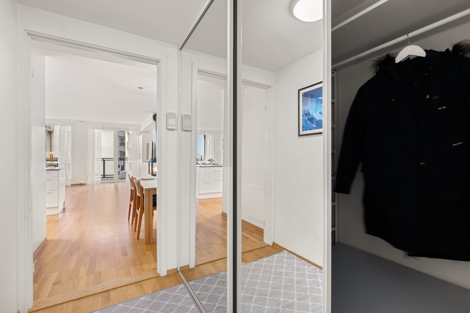 Lys og innbydende entré med praktisk skyvedørsgarderobe som gir god oppbevaringsplass for yttertøy og sko. Galleribilde