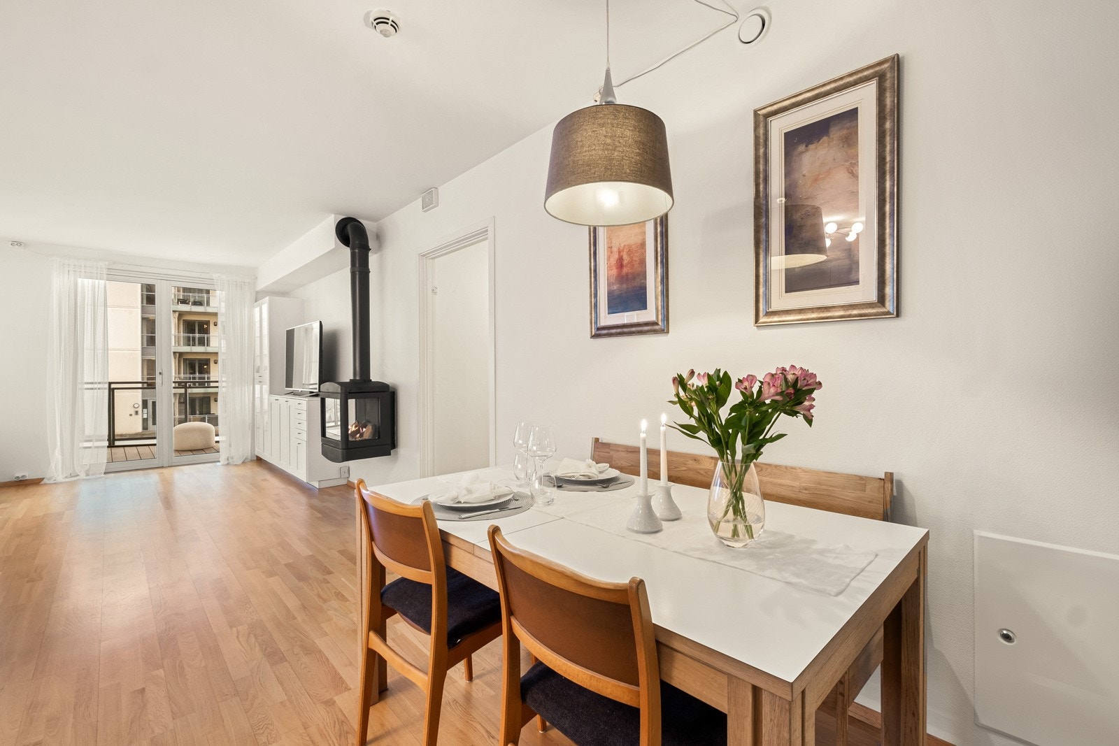 Leiligheten preges av smarte og stilrene løsninger, med balansert ventilasjon som sikrer et godt inneklima og en moderne gassovn som tilfører både varme og hygge. Galleribilde