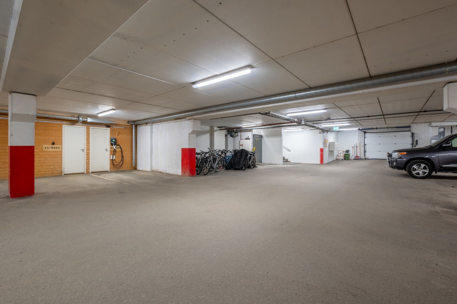 Praktisk parkering i garasje sikrer enkel adkomst og beskyttelse mot vær og vind. Galleribilde