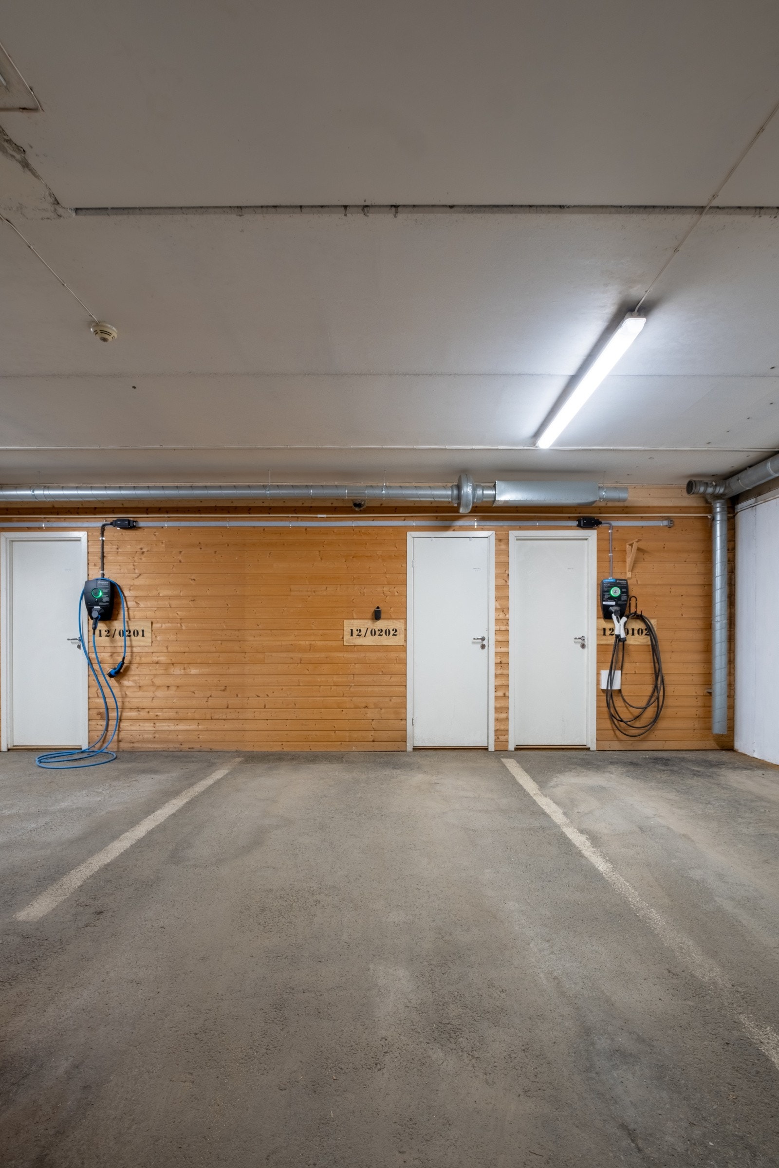 Bod tilknyttet parkeringsplassen gir ekstra oppbevaringsplass for sesongutstyr og andre eiendeler Galleribilde