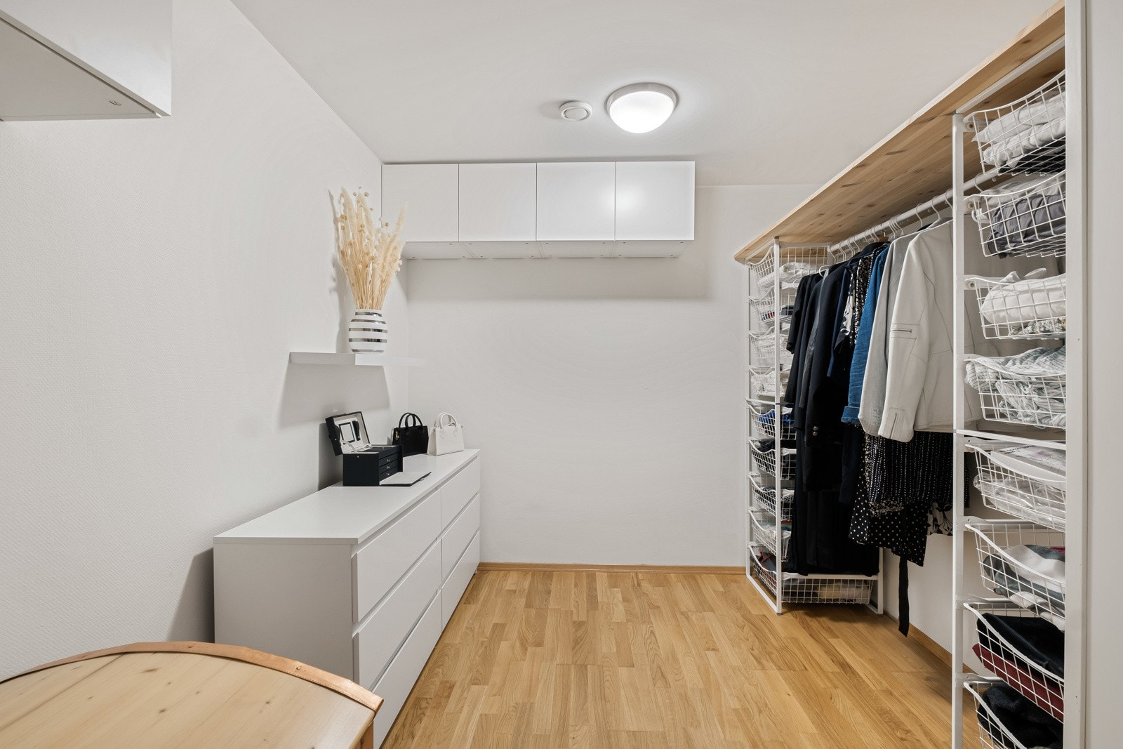 Romslig garderobe som sikrer god oppbevaringsplass og praktiske løsninger for en ryddig hverdag. Galleribilde